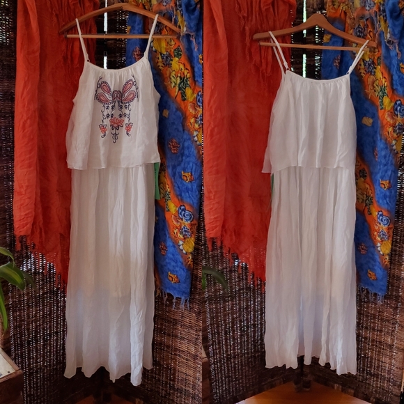 💮 Beautiful Bohemian Embroidered White Gauze Maxi - Picture 2 of 5